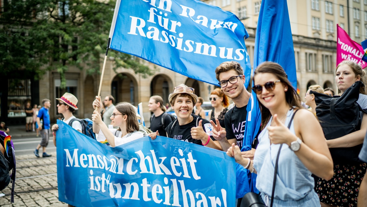 Humanist_innen bei der #unteilbar-Demonstration in Dresden