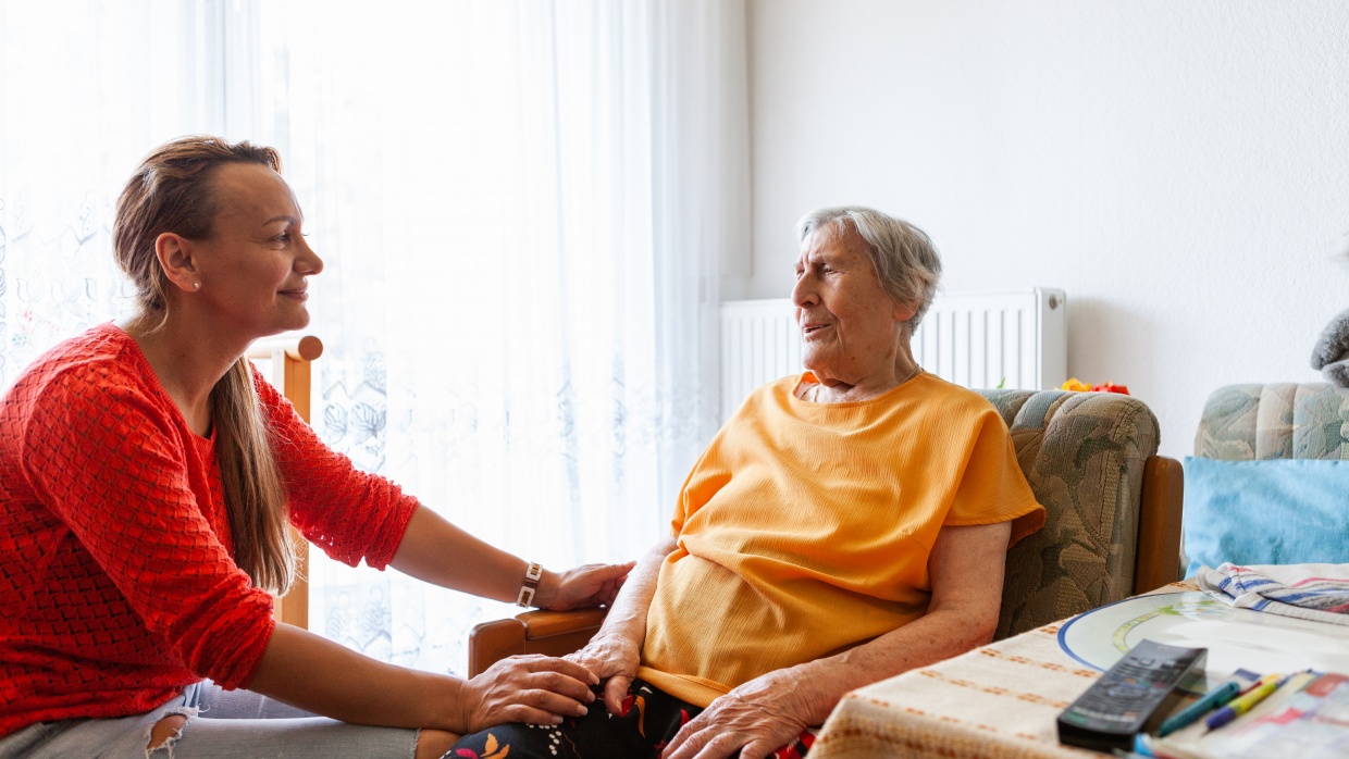 Unter häufigen Personalwechseln leidet die Pflegequalität, die Patient_innen werden durch ständig neues Pflegepersonal, das ihre persönlichen Bedürfnisse nicht kennt, belastet.