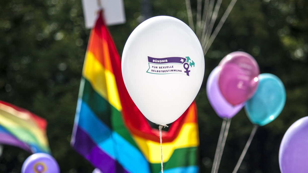Seit vielen Jahren sind wir aktiv im Bündnis für sexuelle Selbstbestimmung. Jetzt treten wir mit dem AK §218 in eine nächste Phase ein zur Streichung des § 218.