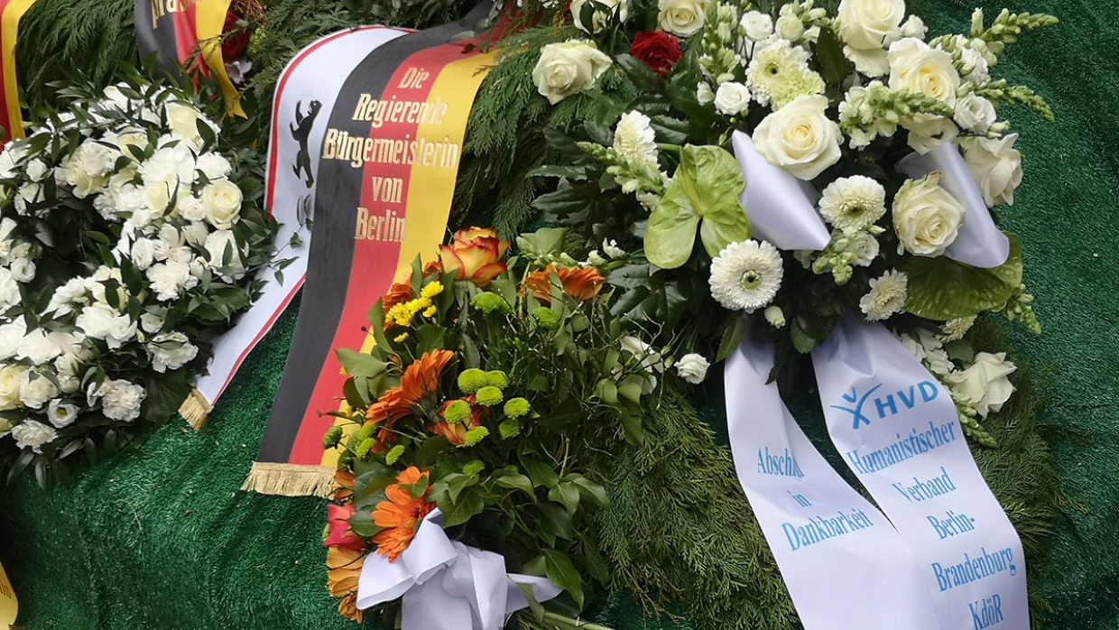 Zur Ehrung Inge Deutschkrons legten Vertreter_innen des Humanistischen Verbandes Berlin-Brandenburg einen Kranz nieder.