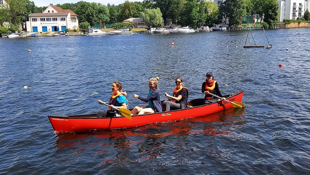 Mitarbeiter_innen des Humanistischen Verbandes paddeln gemeinsam auf der Spree.