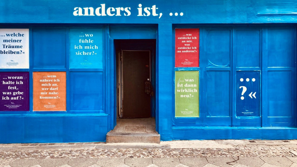 Bereits lange vor der Eröffnung zog das Haus des HUMANISMUS in der Potsdamer Straße mit prägnanten Botschaften optisch Aufmerksamkeit auf sich.