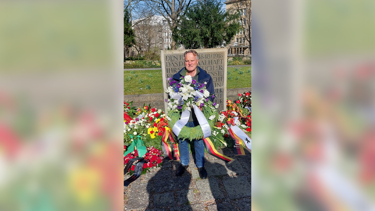 Dr. Bruno Osuch legt einen Kranz für den Humanistischen Verband Berlin-Brandenburg nieder. Foto: HVD BB