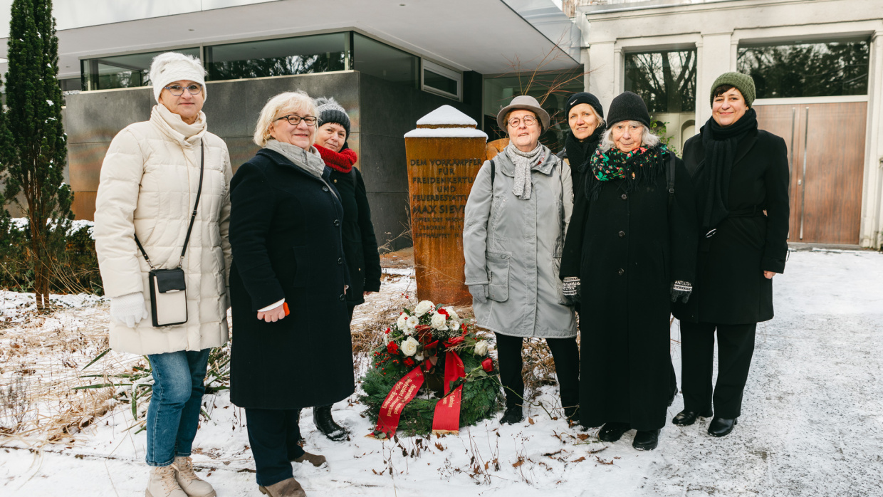 Dr. Manuela Schmidt (2. v. l.) und weitere Teilnehmende am Ehrengrab von Max Sievers