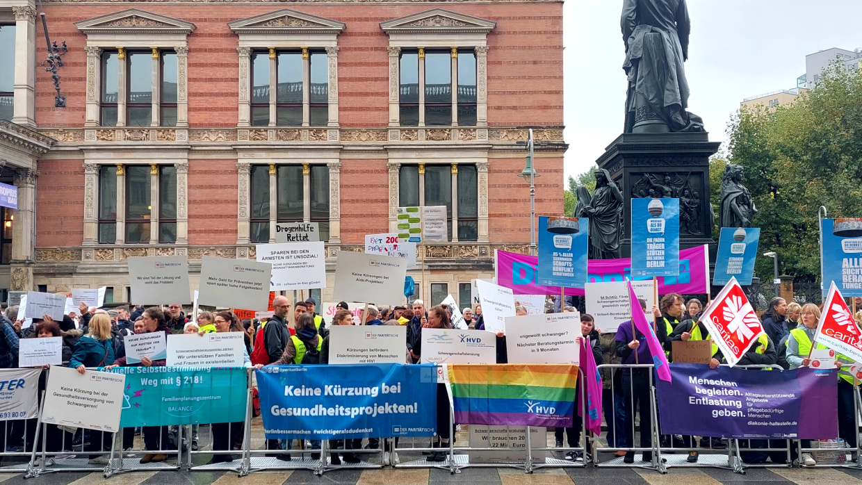 „Wichtiger als Du denkst – Freie Träger am Limit“: Auf der Demonstration am 8. November war der Verband, gemeinsam mit anderen Berliner Sozialverbänden, präsent vertreten.