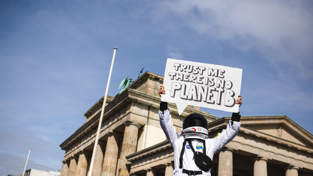 Die Bedrohung der Demokratie, Kriege und Konflikte sowie die Gefährdung durch den Klimawandel stellen die Weltgemeinschaft in Zukunft vor große Herausforderungen.