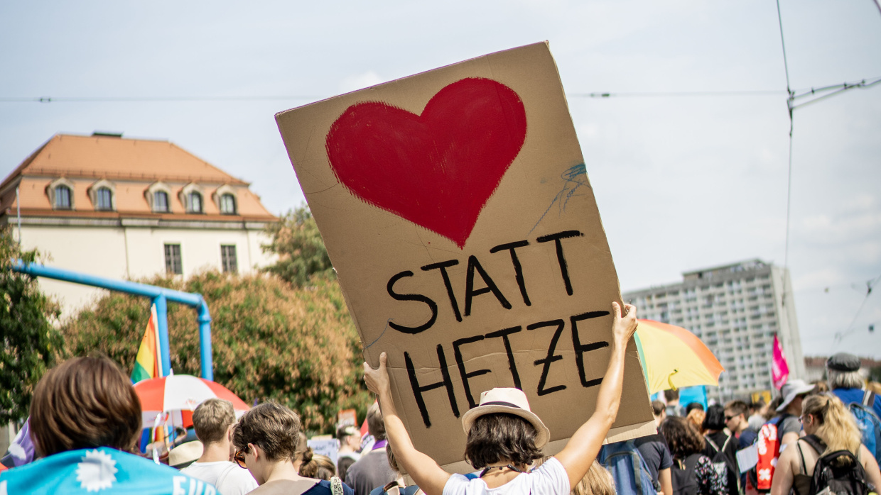 #WirSindDieBrandmauer und #unteilbar: Auf Großdemonstrationen ist es uns wichtig, immer wieder Farbe zu bekennen.