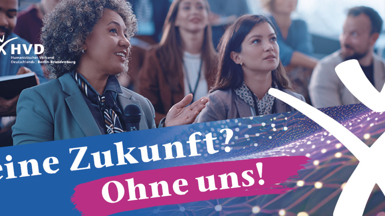 Das Key-Visual des Welthumanist*innentags 2024: Schick gekleidete Menschen sitzen in einem Konferenzsaal. Daneben steht: "Keine Zukunft? Ohne uns!"