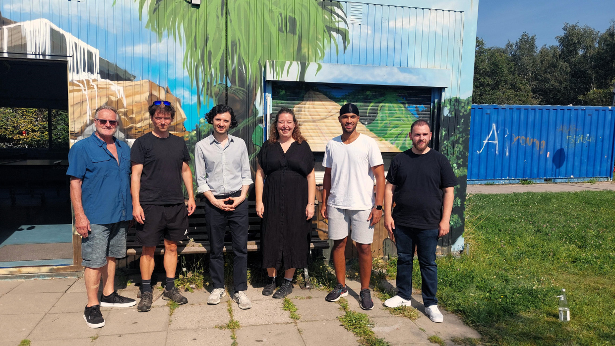 Bundestagsabgeordneter Hakan Demir (Mitte links) zu Besuch im Jugendclub BlueBox