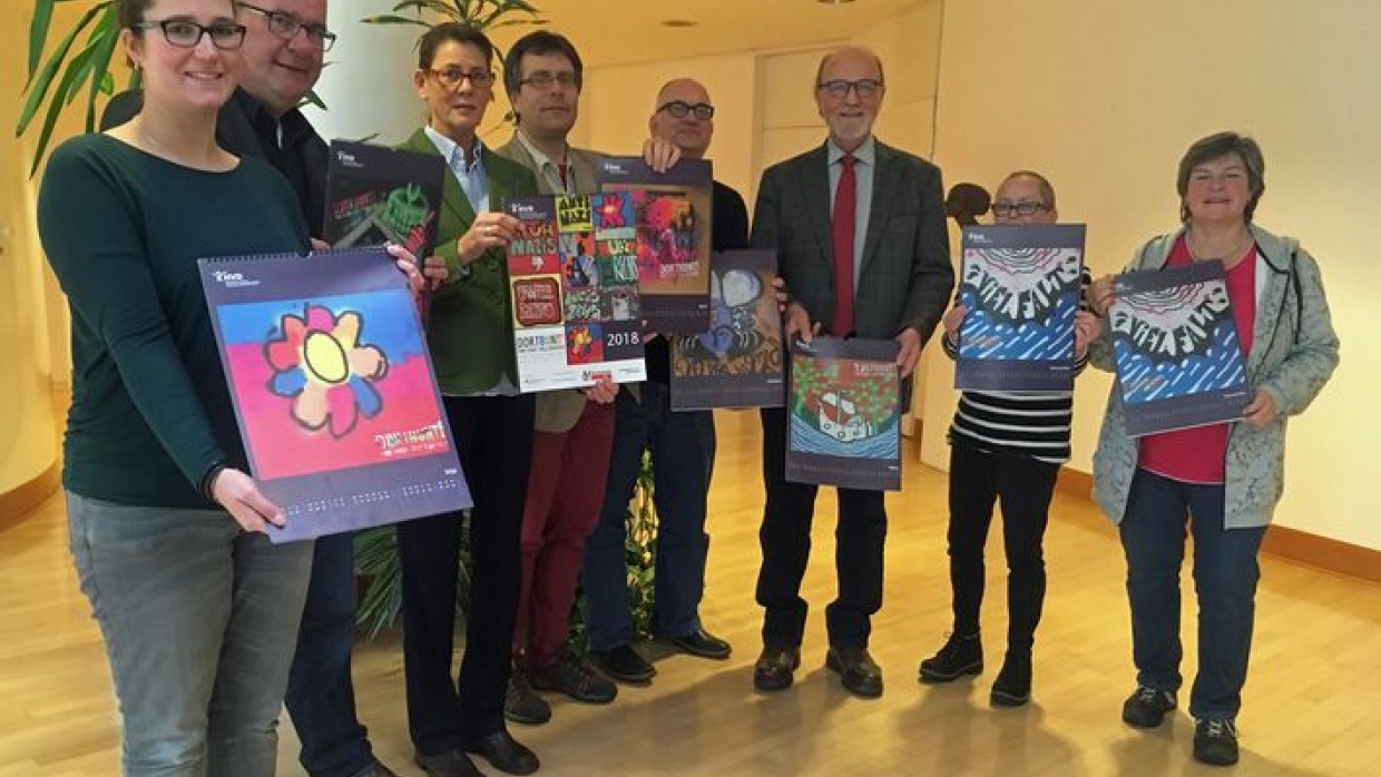 Bild: Katrin Pinetzki/Stadt Dortmund. Von links nach rechts: Anna Spaenhof, Bundesprogramm "Demokratie Leben"; Jens Hebebrand, HVD Dortmund-Ruhr-Lippe (Do-Ru-Li): Birgit Jörder, Bürgermeisterin Stadt Dortmund; Thomas Oppermann, HVD NRW; Michael Lemken, HVD Do-Ru-Li; Hartmunt Anders-Hoepgen, Koordinierungsstelle Vielfalt, Toleranz und Demokratie; Elisabeth Lemken, HVD Do-Ru-Li und Heike Horka, HVD Do-Ru-Li. 