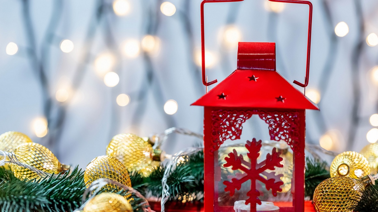 Photo: Eine Rote Weihnachtslanterne mit Tannenzweigen und Lichtern by Marco Verch under Creative Commons 2.0 