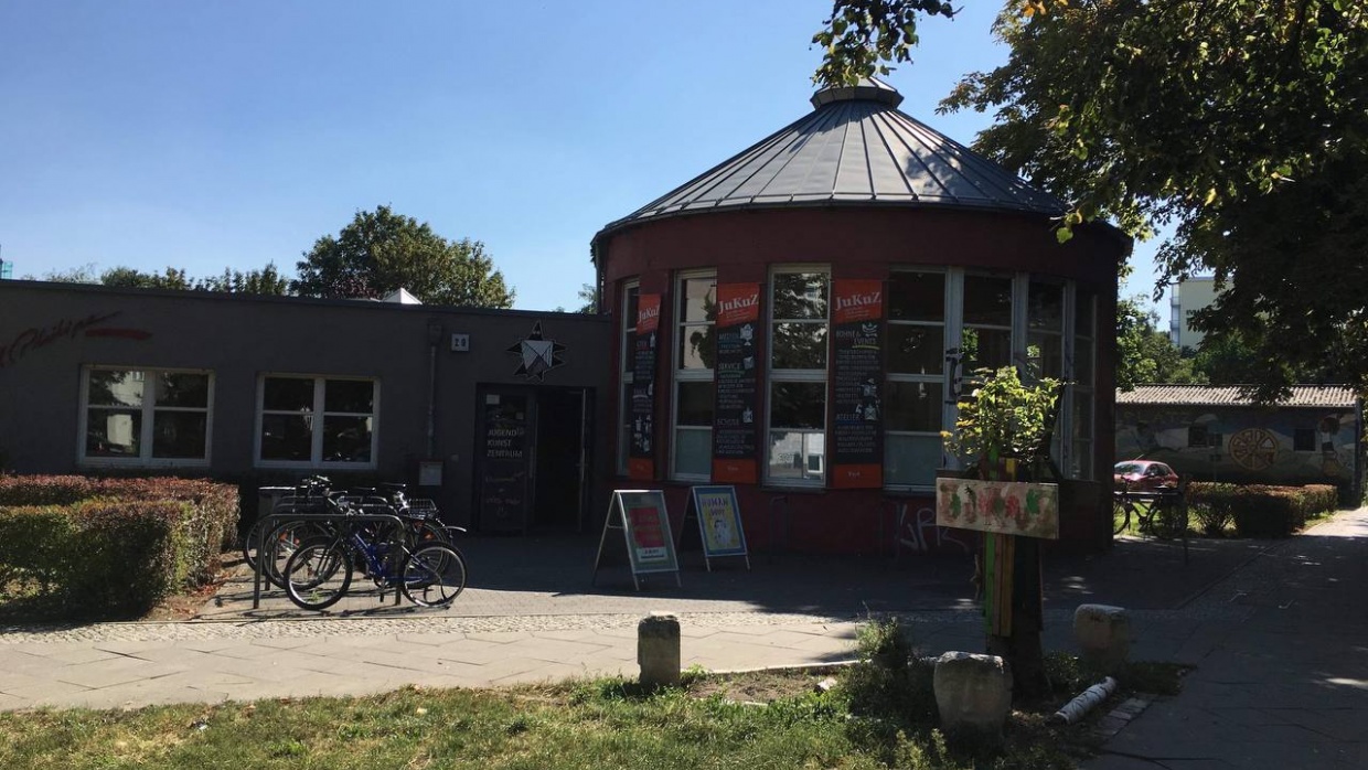 JuKuZ Haupteingang mit Atelier