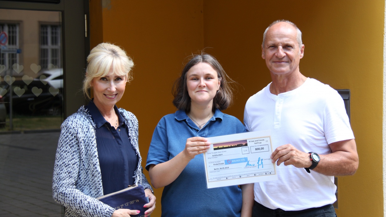 Pia (l.) und Thomas (r.) Grunenberg überreichen der Leiterin Anke Haase den Spendenscheck