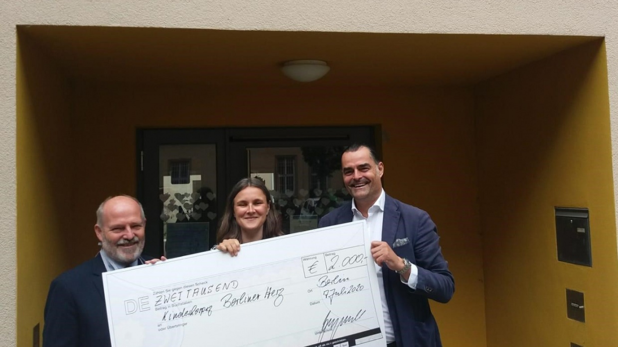 Der Rotary Club Berlin-International übergibt der Hospizleitung Anke Haase (M.) eine Spende von 2.000 Euro für die Musiktherapie in unserem Kinderhospiz Berliner Herz