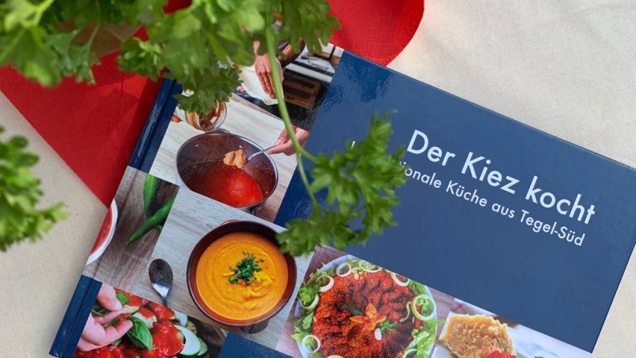 Das Kochbuch "Der Kiez kocht" enthält über 26 großzügig bebilderte Rezepte zum Nachkochen.