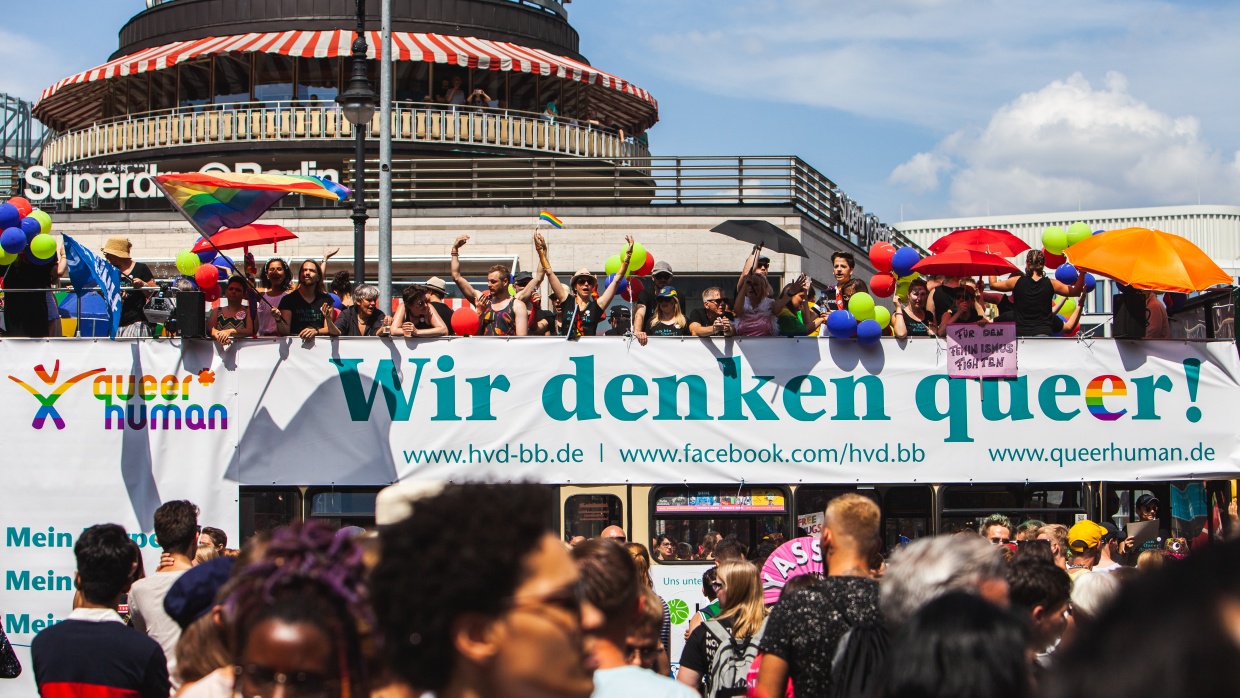 Nach der CSD-­Premiere 2017 ­haben die ­queer*humans 2018 eine große ­Schippe ­draufgelegt: ­Doppeldeckerbus statt Lastenfahrrad, 100 ­Humanist_innen statt 30.