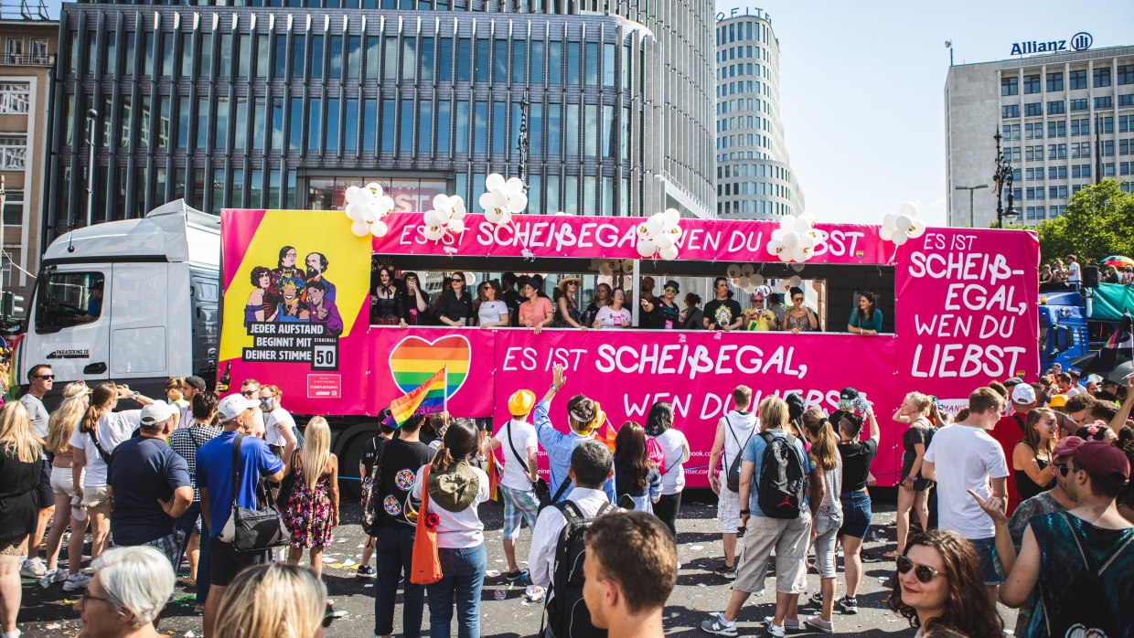 "Die Freiheit von queeren Menschen, selbstbestimmt zu lieben und zu leben, ist unser aller Freiheit."