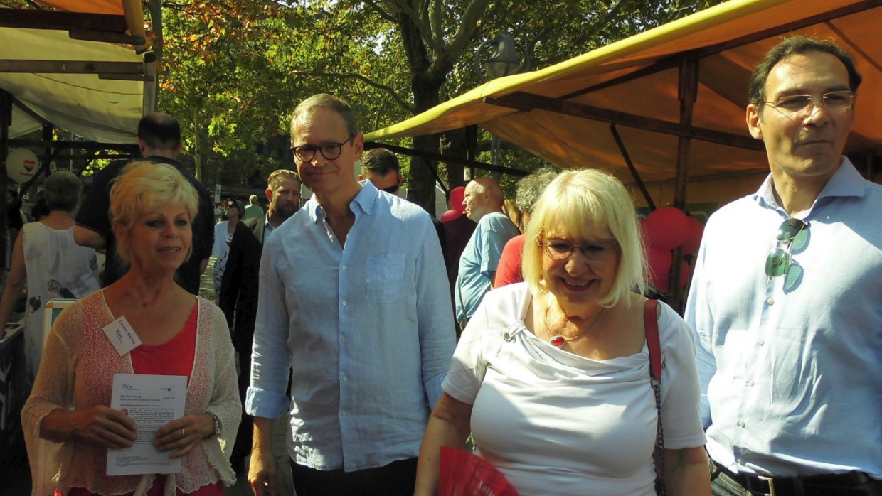 Bürgermeister Michael Müller am Stand mit Carmen Malling