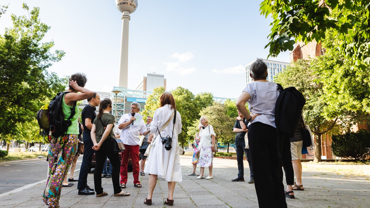 Geführte Stadtrundgänge durch das säkulare Berlin auf der Grundlage des neuen Stadtführers