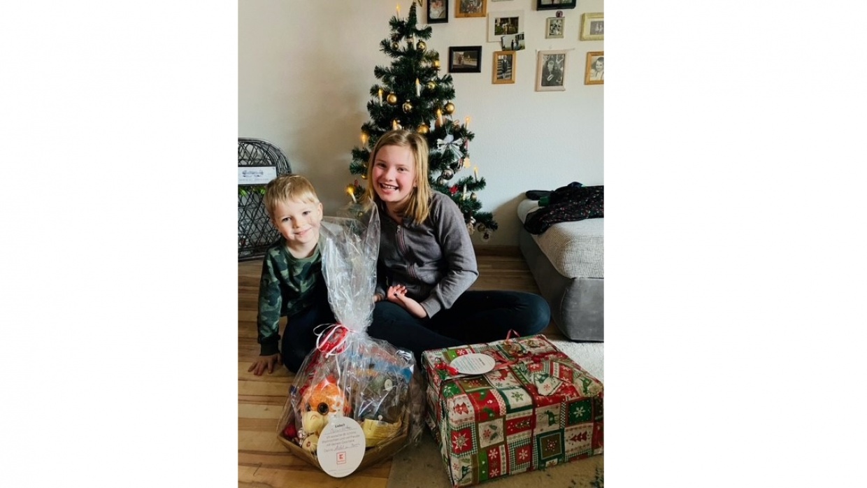 Die Kinder freuen sich sehr über ihre Geschenke