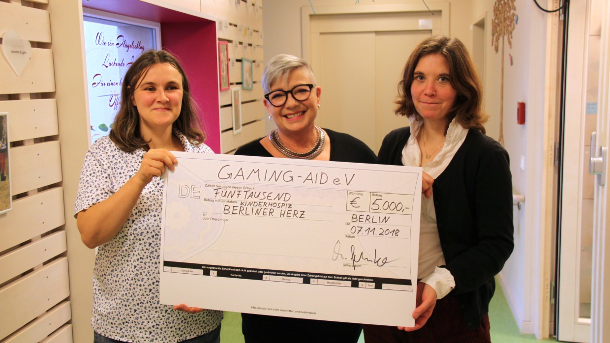 Christiane Gehrke, stellvertretende Vorstandsvorsitzende von Gaming-Aid e.V. (m.), gemeinsam mit Anke Haase, Einrichtungsleiterin des stationären Kinderhospizes (l.), und Kathrin Aenn Hackmann, Leiterin des ambulanten Kinderhospizes (r.)