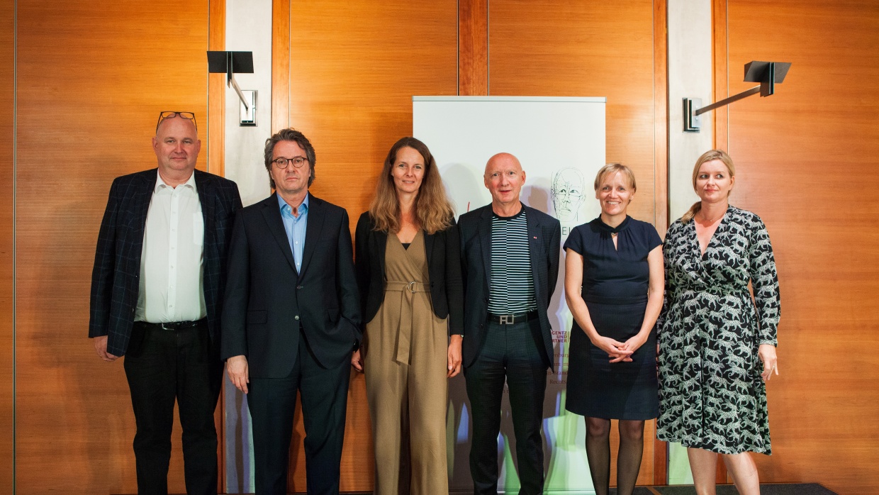 Stifter Markus Frank, Preisträger Ralf Rothmann, Staatsministerin Bettina Martin, Stifter Prof. Dr. Carsten Gansel, Stifterin Katrin Raczynski und Laudatorin Dr. Julia Encke (v.l.n.r.)