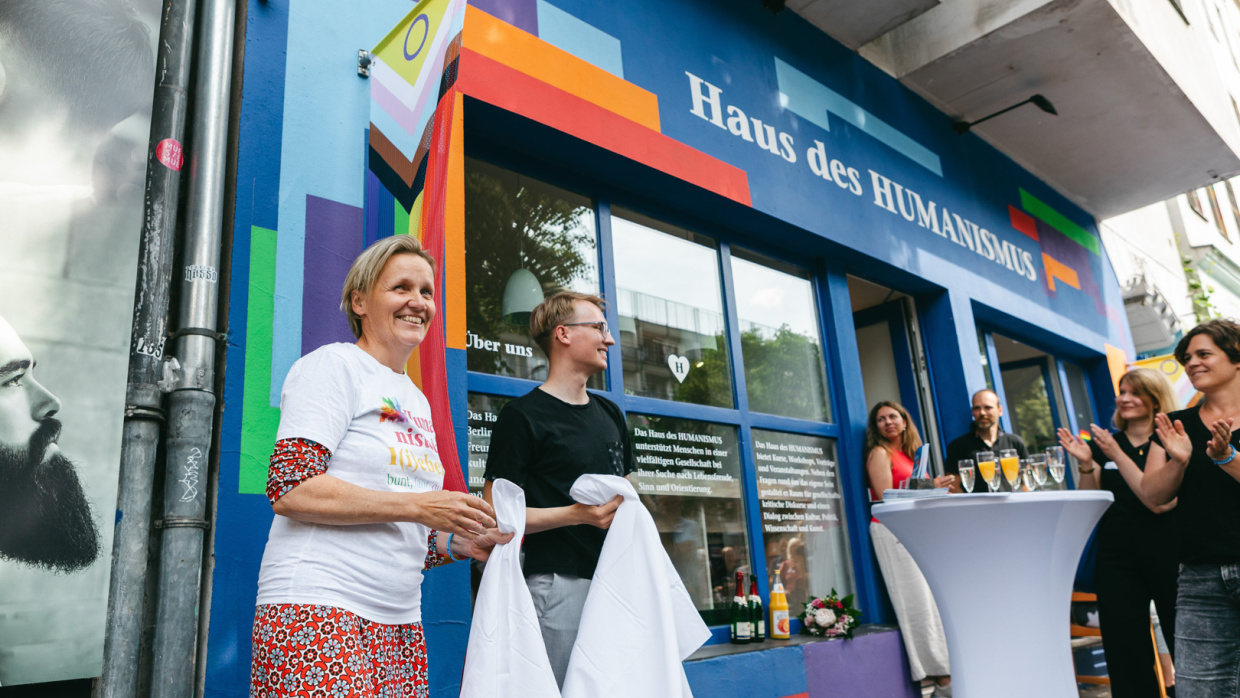 Alljährliches Highlight: Die Enthüllung der Regenbogenfahne.