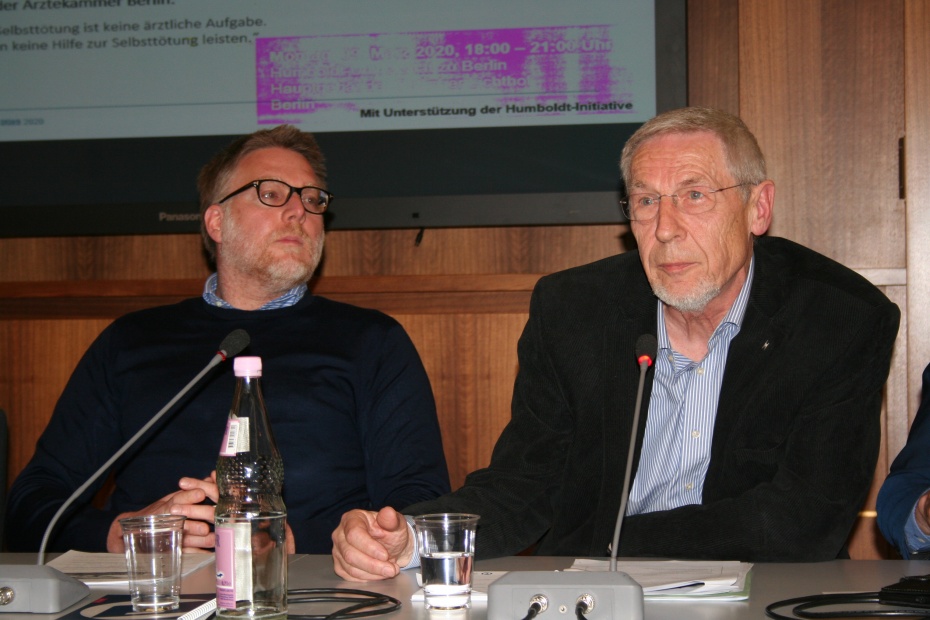 HVD-Bundesvorstand Erwin Kress (rechts) im März 2020 zum Erfolg der bestätigten Verfassungswidrigkeit des § 217 StGB auf dem Podium u.a. mit Prof. Steffen Augsberg (links) der diesen mitverfasst und für die Bundesregierung vertreten hatte. Foto: Frank Spade